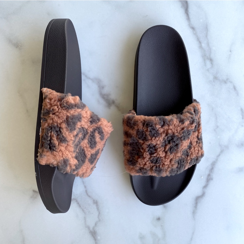 AMERICAN EAGLE Offline By Aerie Leopard Print Fuzzy Sherpa Slides